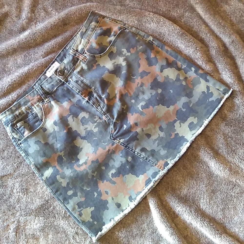 Kensie puzzle camo miniskirt